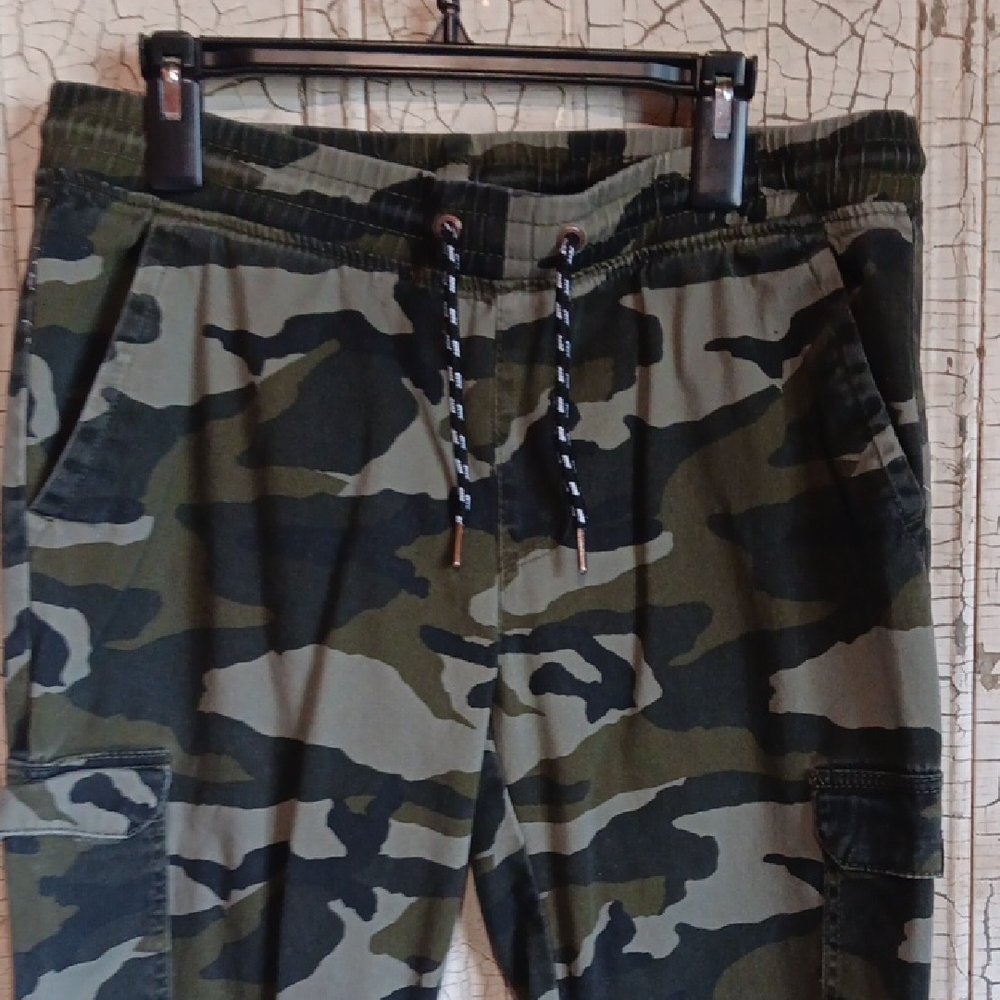 Ecko Unlimited Green Camo Cargo Pants - Picture 3 of 6